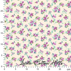 Tela para patchwork con con flores púrpura sobre crema