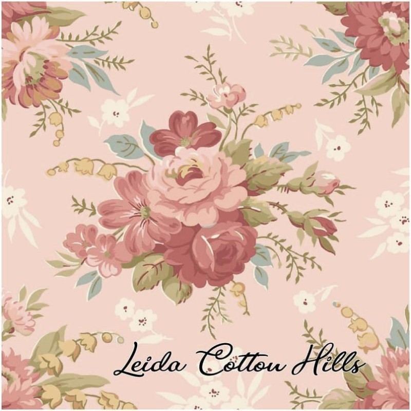 Tela para patchwork con centro de flores sobre rosa ∙ Leida Cotton Hills