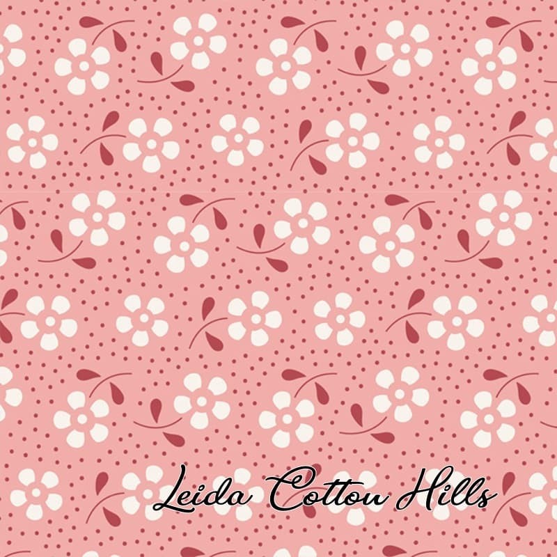 Tela para patchwork con florecitas blancas sobre rosa ∙ Leida Cotton Hills