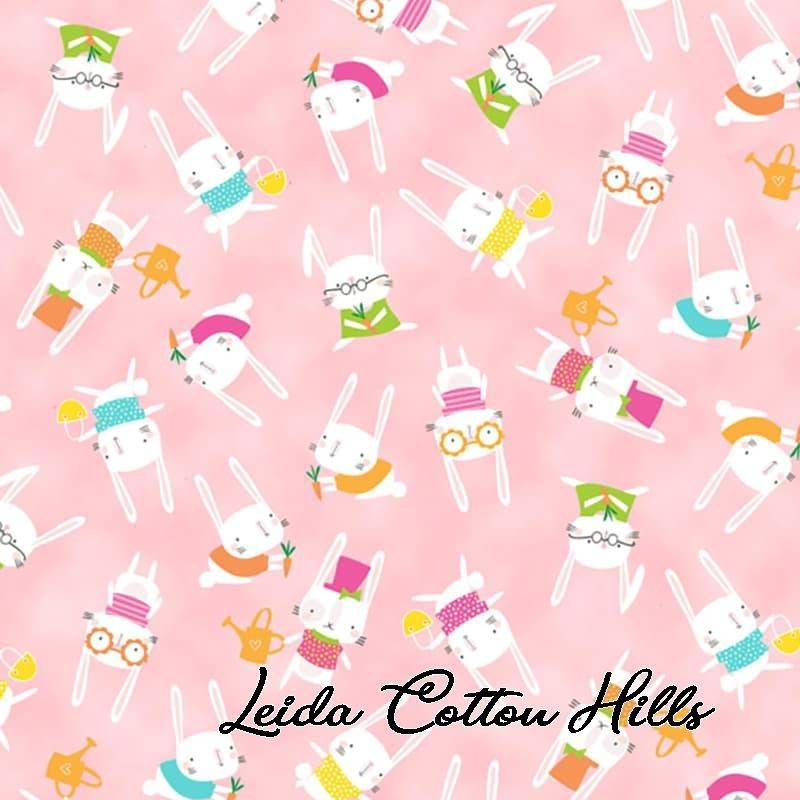 Tela para patchwork con divertidos conejitos sobre fondo rosa ∙ Leida Cotton Hills