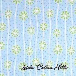 Tela para patchwork con flores verdes sobre azul ∙ Leida Cotton Hills