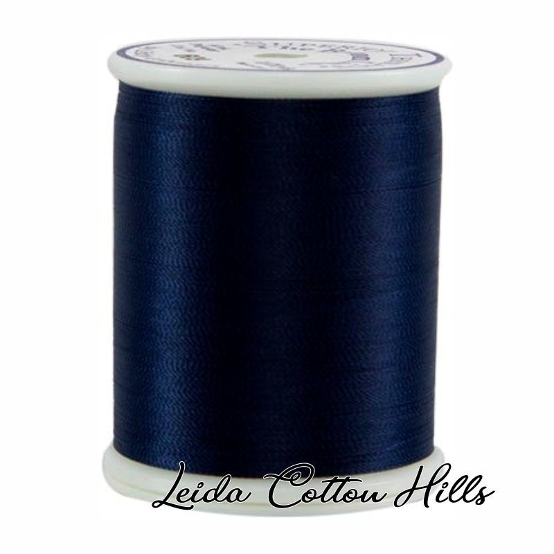 Hilo Bottom Line en color azul oscuro de Superior Threads ∙ Leida Cotton Hills