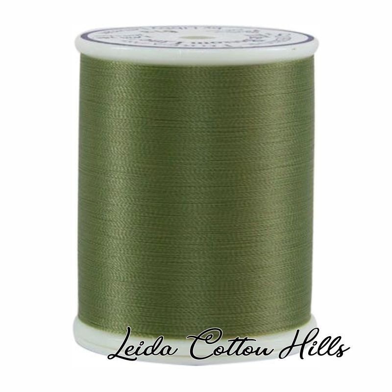 Hilo Bottom Line en color verde grisáceo apagado de Superior Threads ∙ Leida Cotton Hills