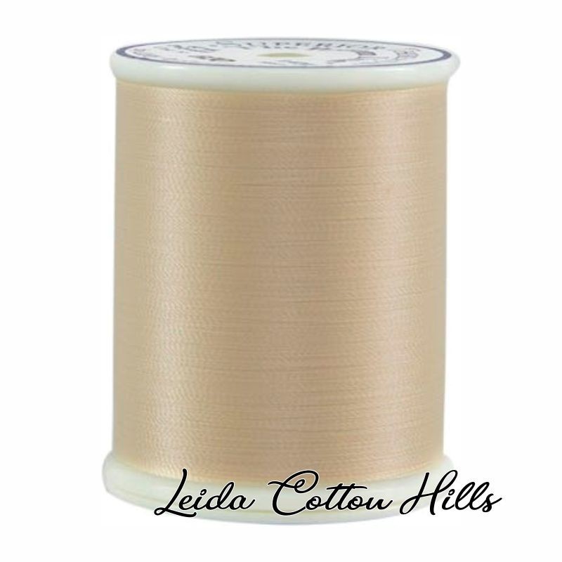 Hilo Bottom Line en color blanquecino de Superior Threads ∙ Leida Cotton Hills