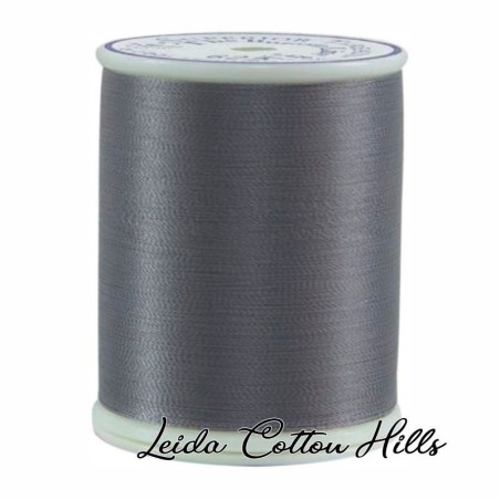 Hilo Bottom Line en color gris de Superior Threads ∙ Leida Cotton Hills