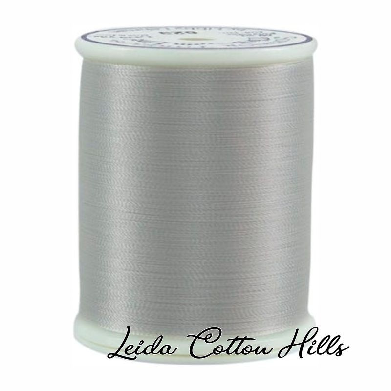 Hilo Bottom Line en color plata de Superior Threads ∙ Leida Cotton Hills