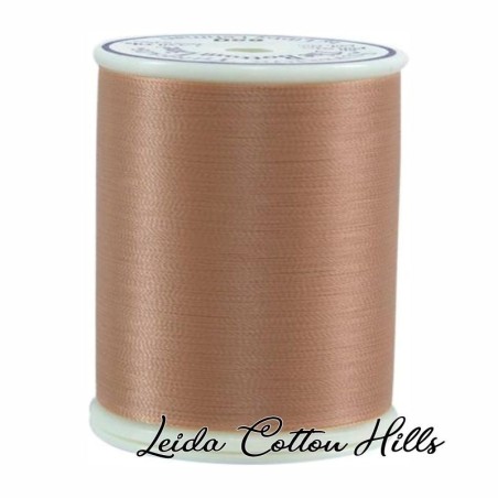 Hilo Bottom Line en color champán de Superior Threads ∙ Leida Cotton Hills