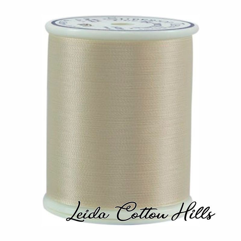 Hilo Bottom Line en color marfil de Superior Threads ∙ Leida Cotton Hills