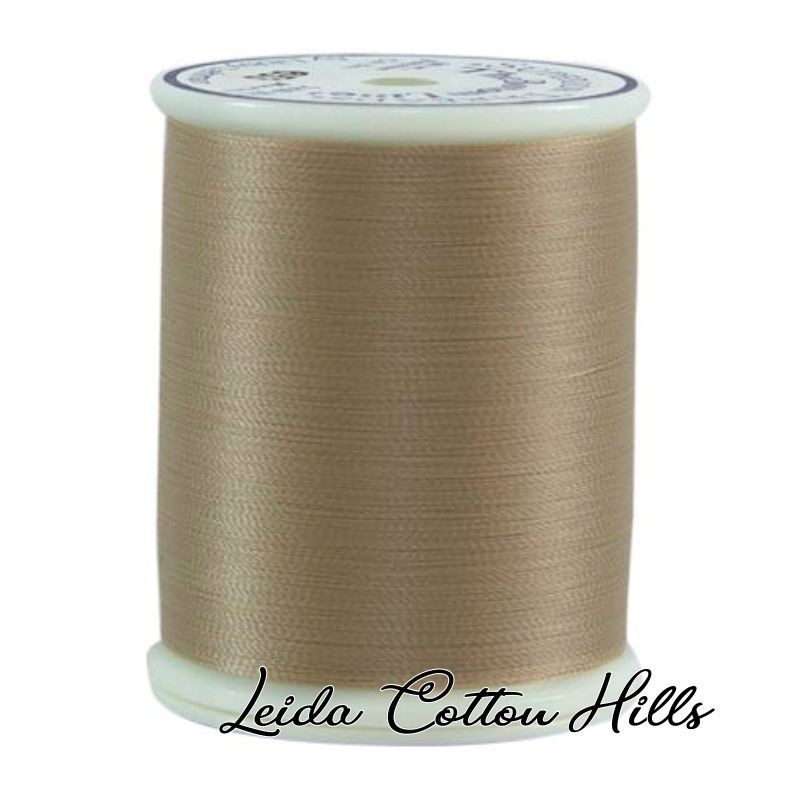 Hilo Bottom Line en color arena de Superior Threads ∙ Leida Cotton Hills