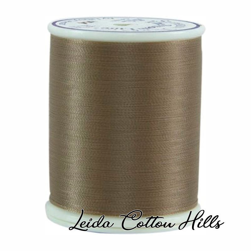 Hilo Bottom Line en color avena de Superior Threads ∙ Leida Cotton Hills