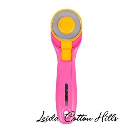 Cúter rotativo Ø 45 mm rosa de Olfa ∙ Leida Cotton Hills