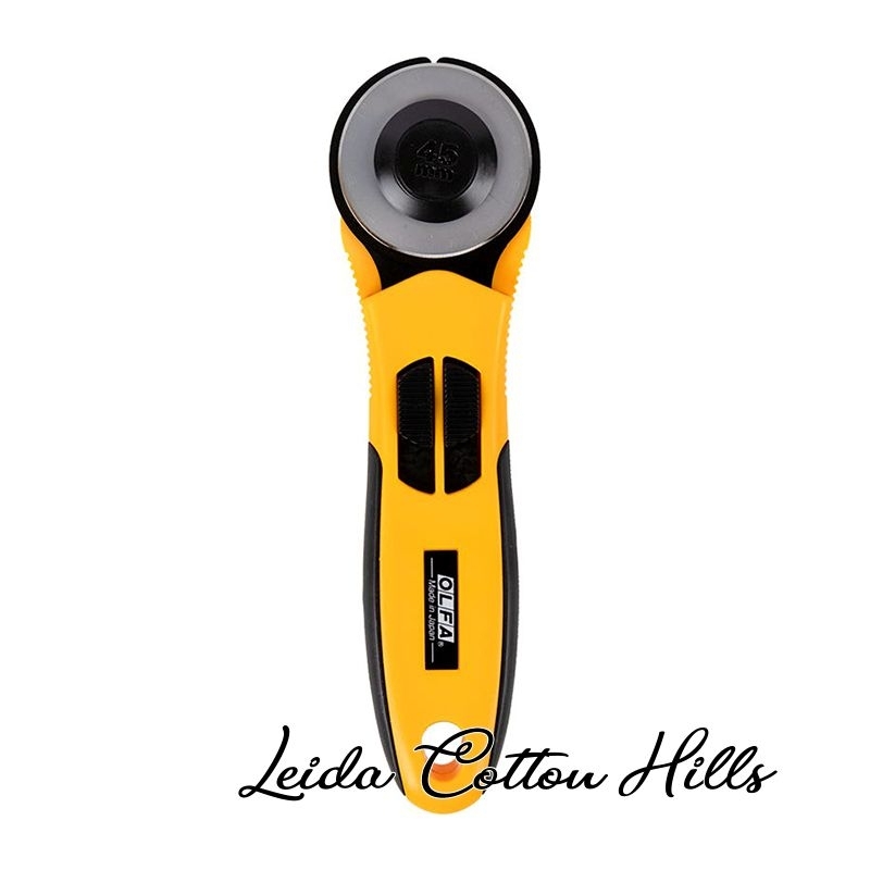 Cúter rotativo Ø 45 mm con cubierta dividida de Olfa ∙ Leida Cotton Hills