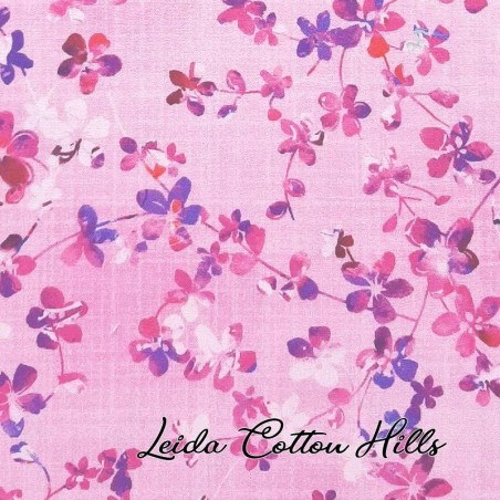 Tela trasera para patchwork con flores rosas y moradas sobre rosa ∙ Leida Cotton Hills