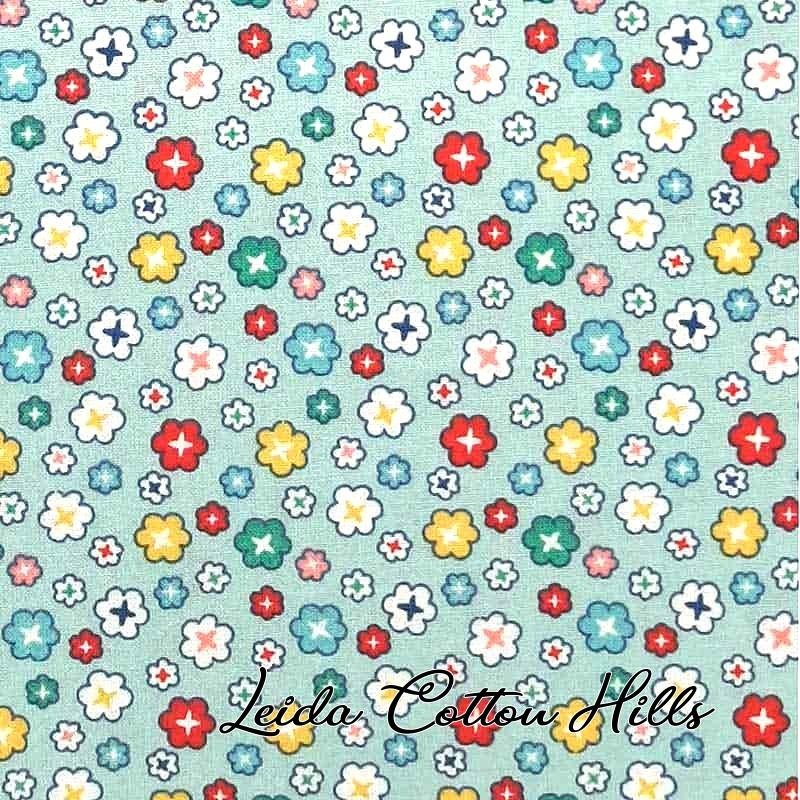 Tela trasera para patchwork con dibujo de florecitas de colores sobre azul claro ∙ Leida Cotton Hills